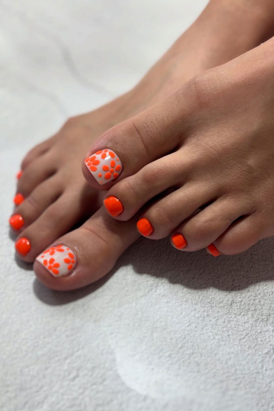 Neon Orange Dots French Tip Toenails Neon Orange Dots French Tip Toenails — Toe Nails