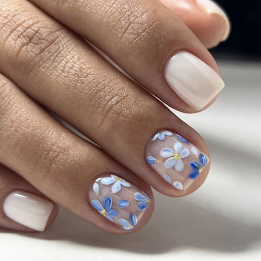 White Floral Gold Detail Squares White Floral Gold Detail Squares — Short Gel Nails