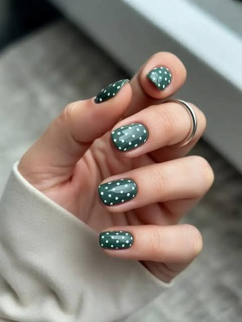 White Polka Dot Dark Green Gloss White Polka Dot Dark Green Gloss — Dark Green Nails