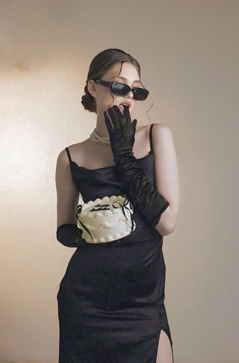 Black Pointed-Toe Heels Outfit Idea — Photoshoot Outfits