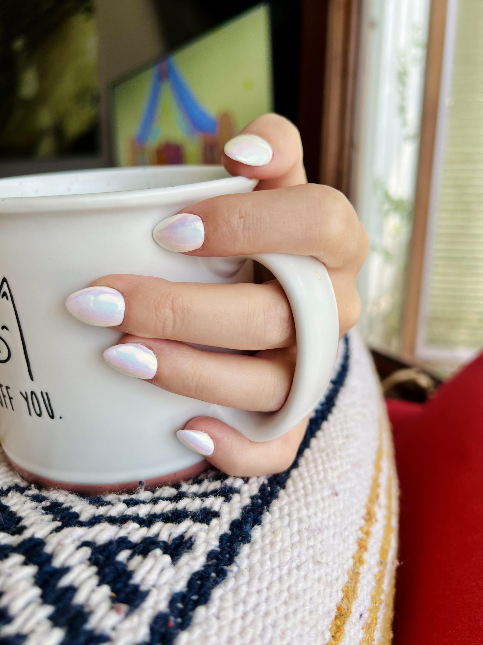 Iridescent Sheen Medium Almond Iridescent Sheen Medium Almond — White Chrome Nails