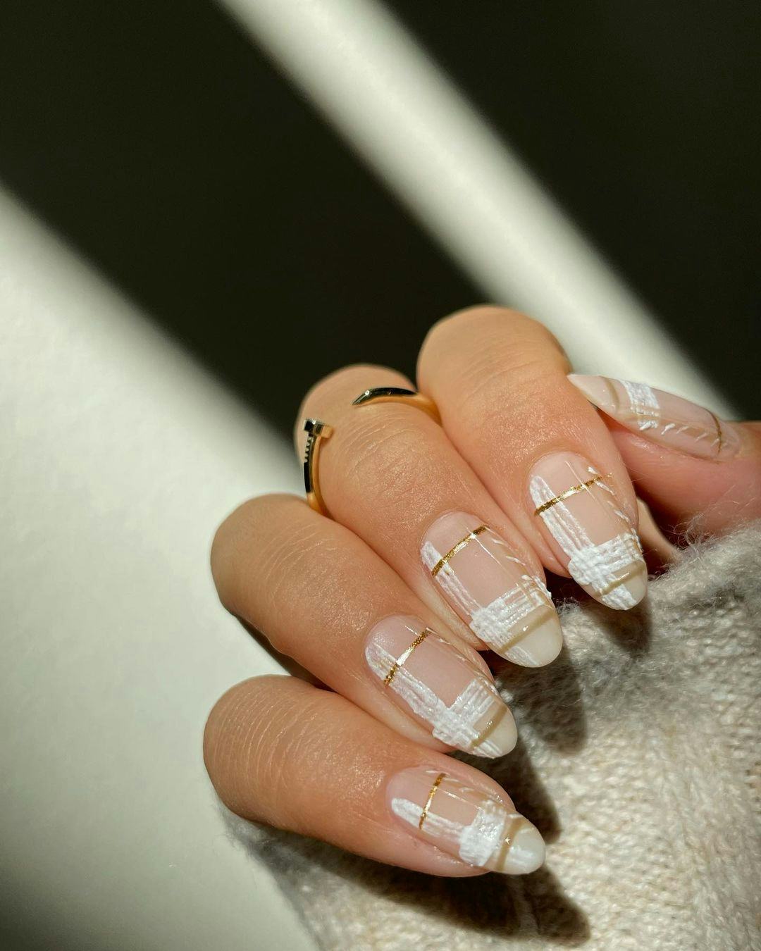 Plaid Gold Line Oval Nails Plaid Gold Line Oval Nails — Gold Nails