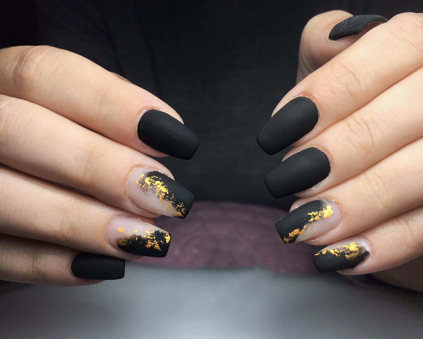 Visual Idea — Black and Gold Nails