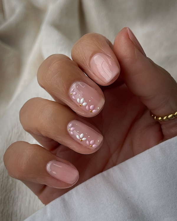 Cuticle Floral Gold Accent Squovals Cuticle Floral Gold Accent Squovals — Short Gel Nails