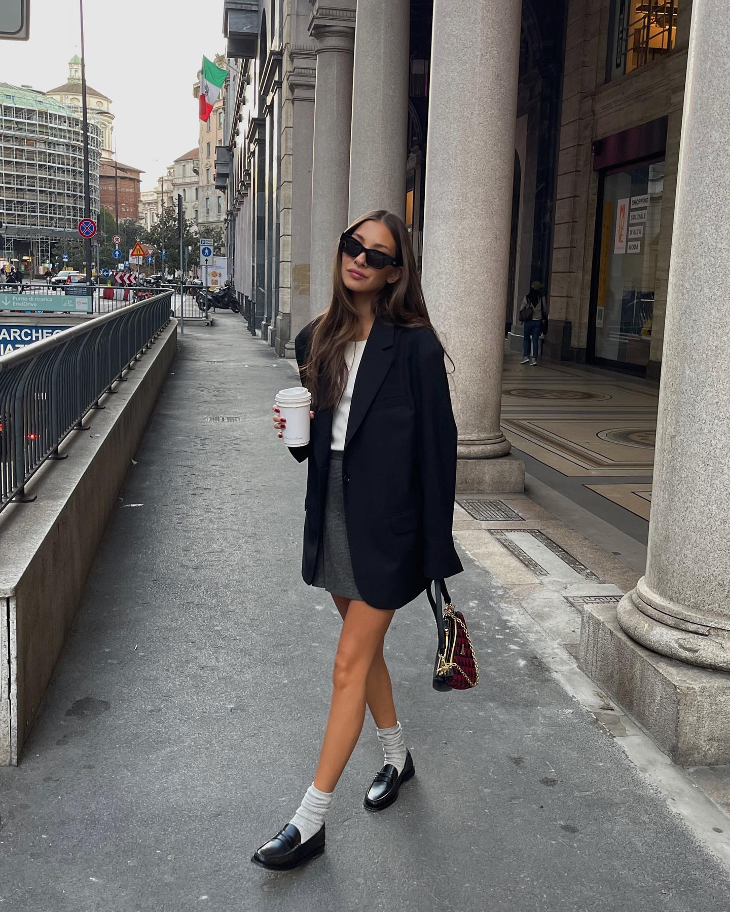 Casual City Oversized Blazer with Mini Skirt and Loafers with White Socks Casual City Oversized Blazer with Mini Skirt and Loafers with White Socks — Preppy Outfits