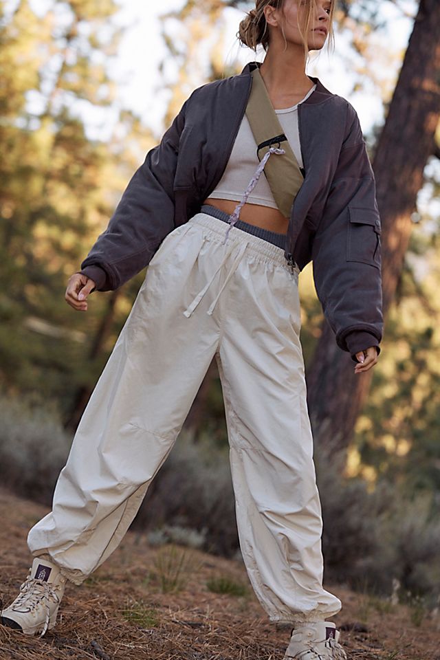 Baggy Cargo Pants Anchor a Relaxed Outdoor Ensemble Baggy Cargo Pants Anchor a Relaxed Outdoor Ensemble — Gorpcore Outfits
