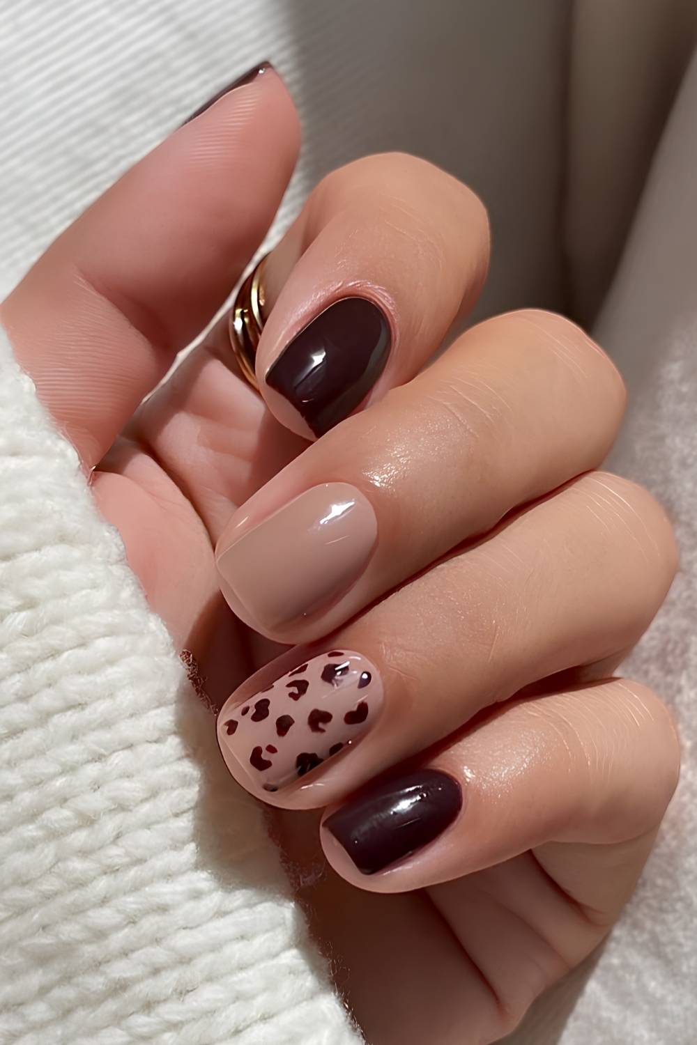 Short Oval Leopard Accent Nail Short Oval Leopard Accent Nail — Leopard Print Nails