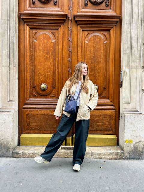 Beige Utility Jacket Over White T-Shirt and Dark Trousers Beige Utility Jacket Over White T-Shirt and Dark Trousers — Paris Outfits