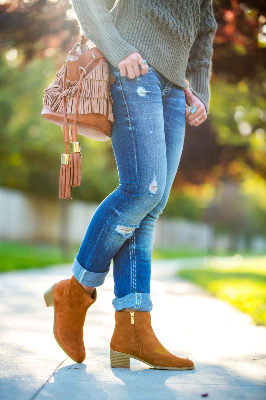 Casual Grey Sweater and Distressed Denim Jeans Casual Grey Sweater and Distressed Denim Jeans — Cute Outfits