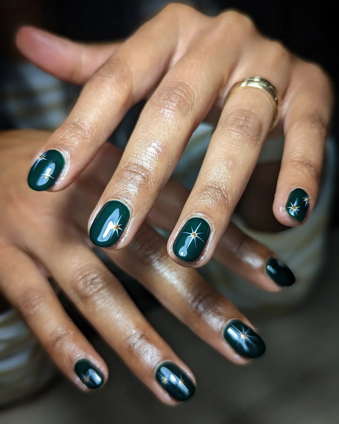 Starburst Accent Short Ovals Starburst Accent Short Ovals — Dark Green Nails