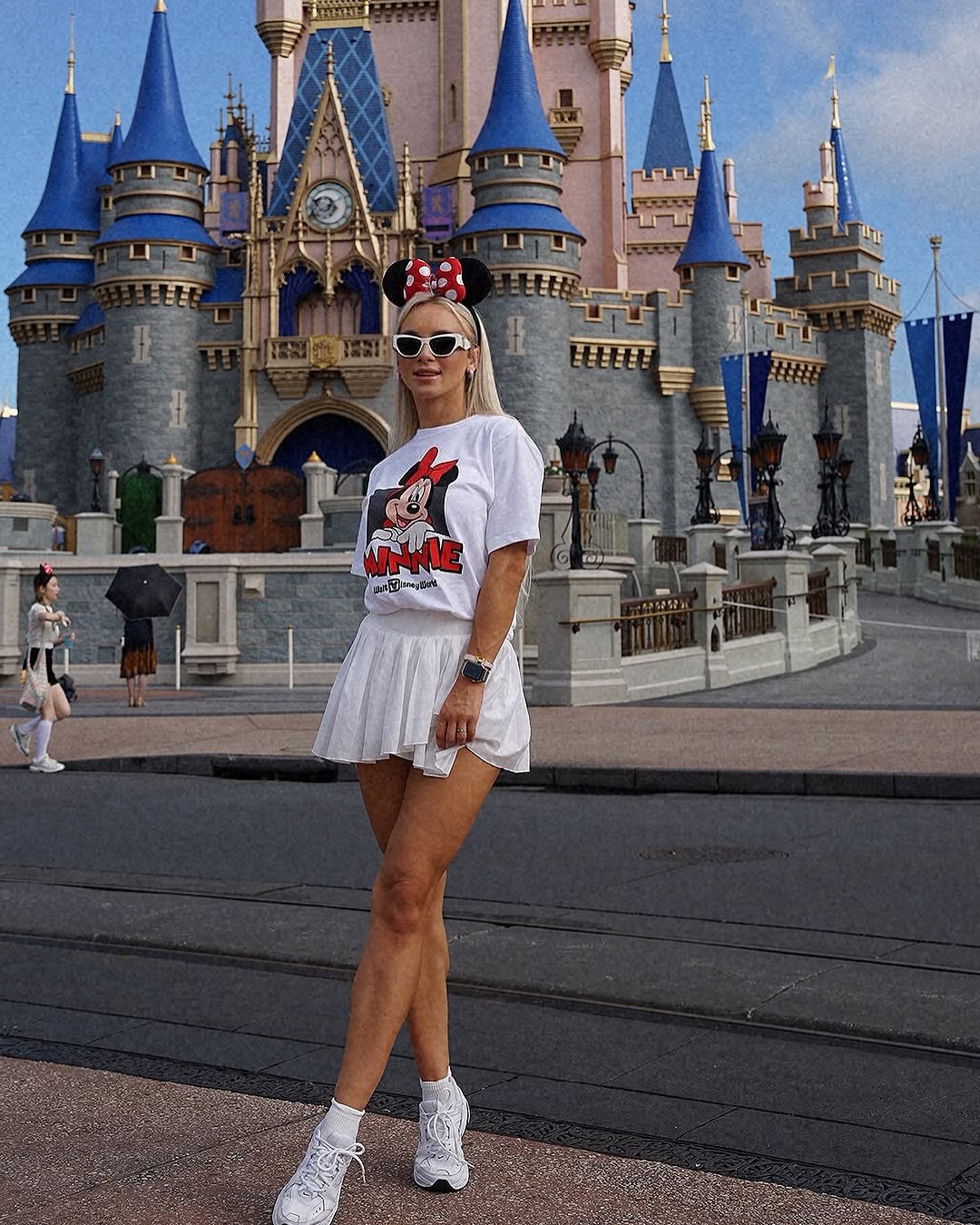 White T-Shirt With Graphic Outfit Idea White T-Shirt With Graphic Outfit Idea — Disney Outfits