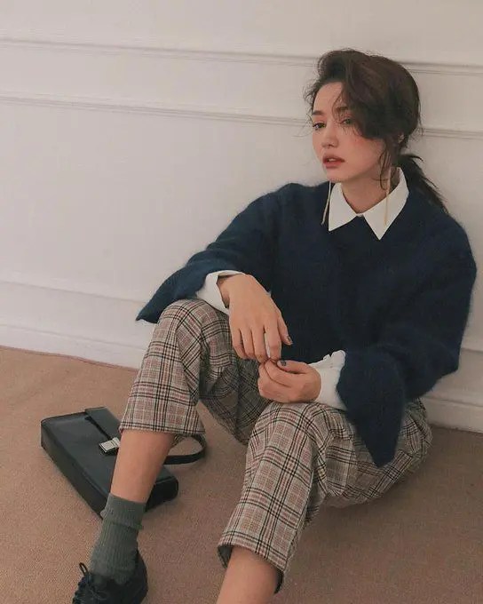 Oversized Sweater and Plaid Trousers: Relaxed Academic Comfort Oversized Sweater and Plaid Trousers: Relaxed Academic Comfort — Dark Academia Outfits