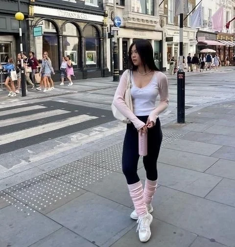 Casual Balletcore Street Style with Leg Warmers and Sneakers Casual Balletcore Street Style with Leg Warmers and Sneakers — Balletcore Outfits