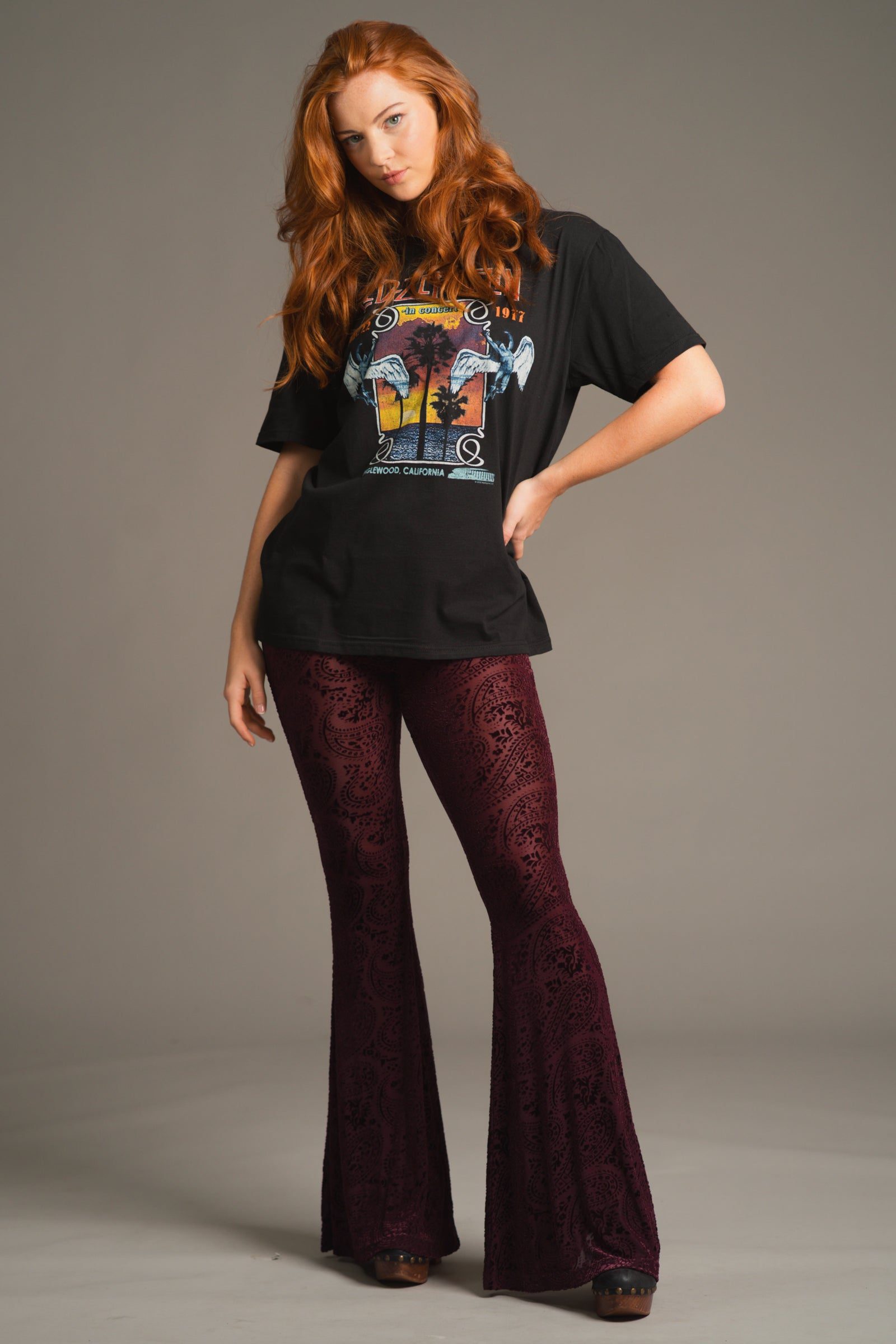 Velvet Bell Bottoms with a Graphic T-Shirt for Boho-Chic Velvet Bell Bottoms with a Graphic T-Shirt for Boho-Chic — 70s Outfits