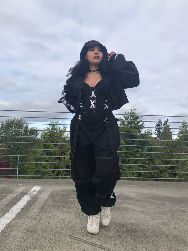 Contrasting Textures: Corset Top Meets Cargo Pants — Streetwear Outfits