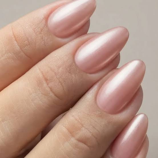 Glossy Pearlescent Luminous Pearlescent Medium Oval — Bubble Bath Nails