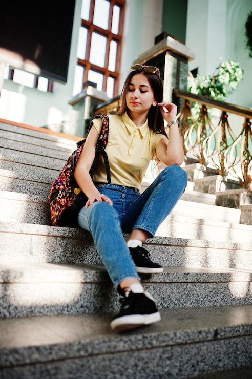 School Uniform Inspired Outfit with Cropped Blazer and Pleated Skirt School Uniform Inspired Outfit with Cropped Blazer and Pleated Skirt — College Outfits