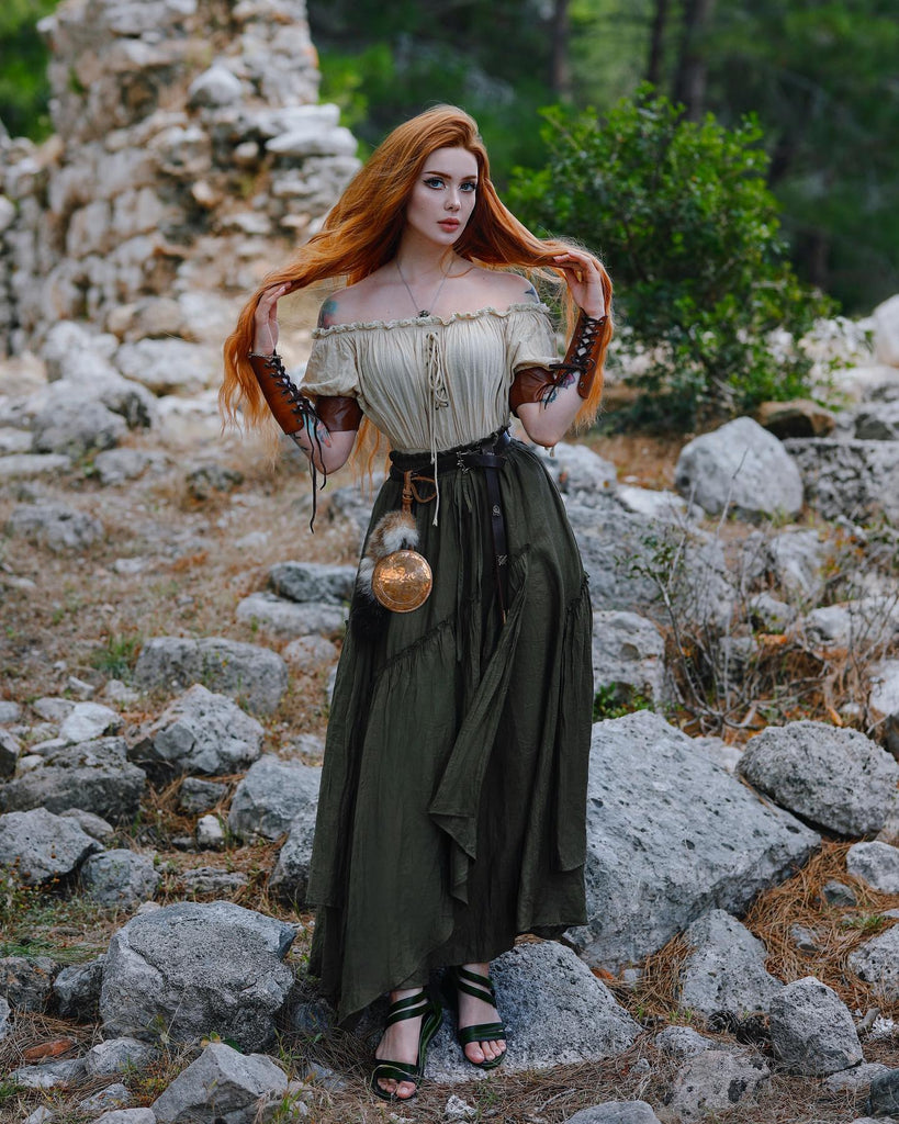 Scarlet Darkness Renaissance Faire Costume Ideas 👑