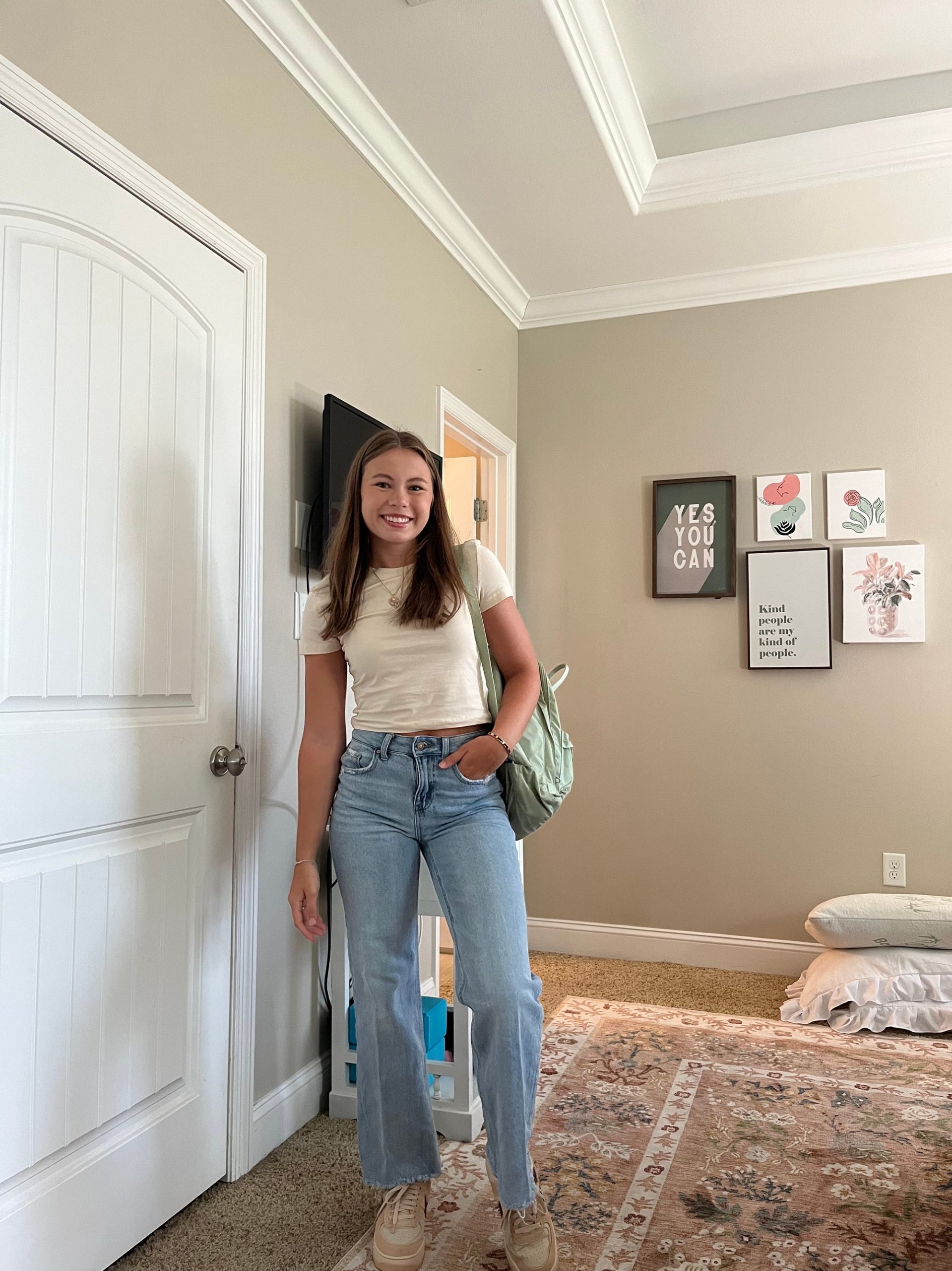 Cream Crop Top and Light Wash Jeans for a Casual Picture Day Cream Crop Top and Light Wash Jeans for a Casual Picture Day — Picture Day Outfits