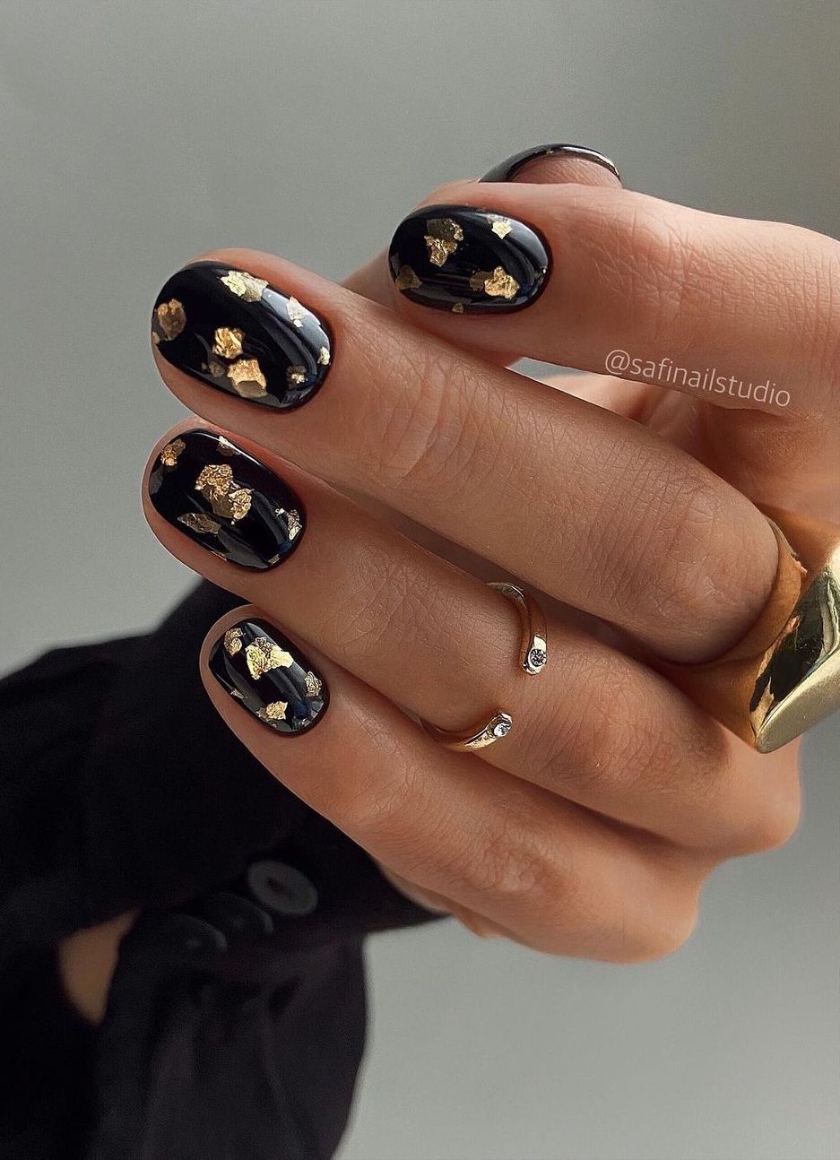 Short Oval with Glossy Black and Gold Foil Fragments — Black and Gold Nails