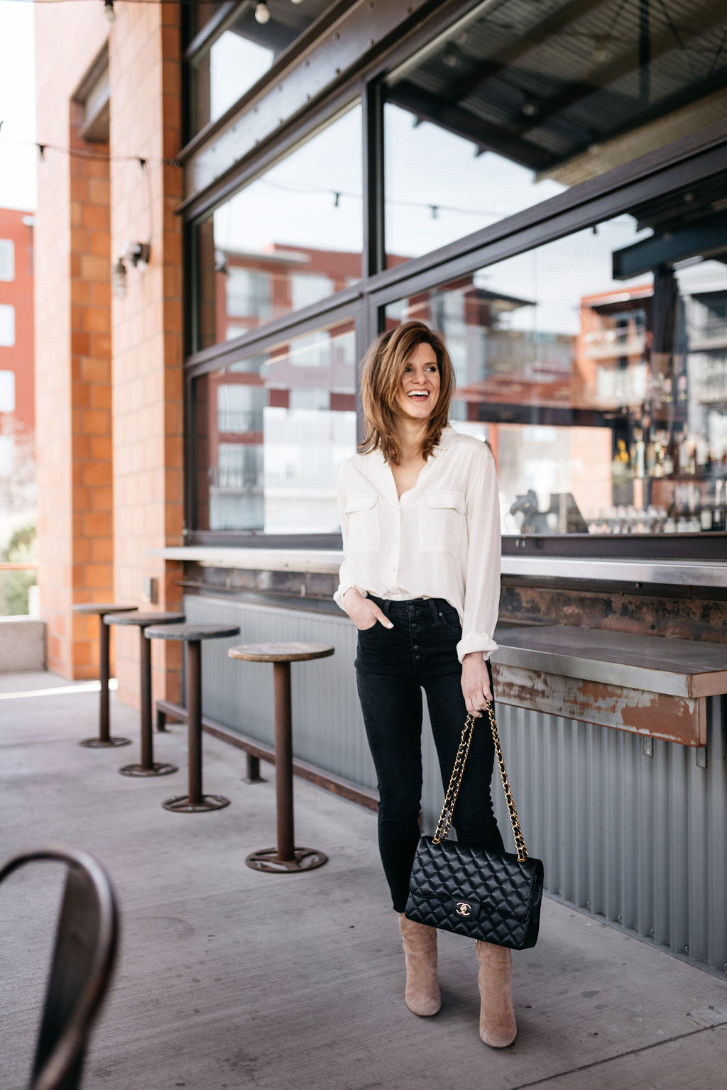 Classic White Shirt and Black Skinny Jeans for an Effortless First Date Classic White Shirt and Black Skinny Jeans for an Effortless First Date — First Date Outfits