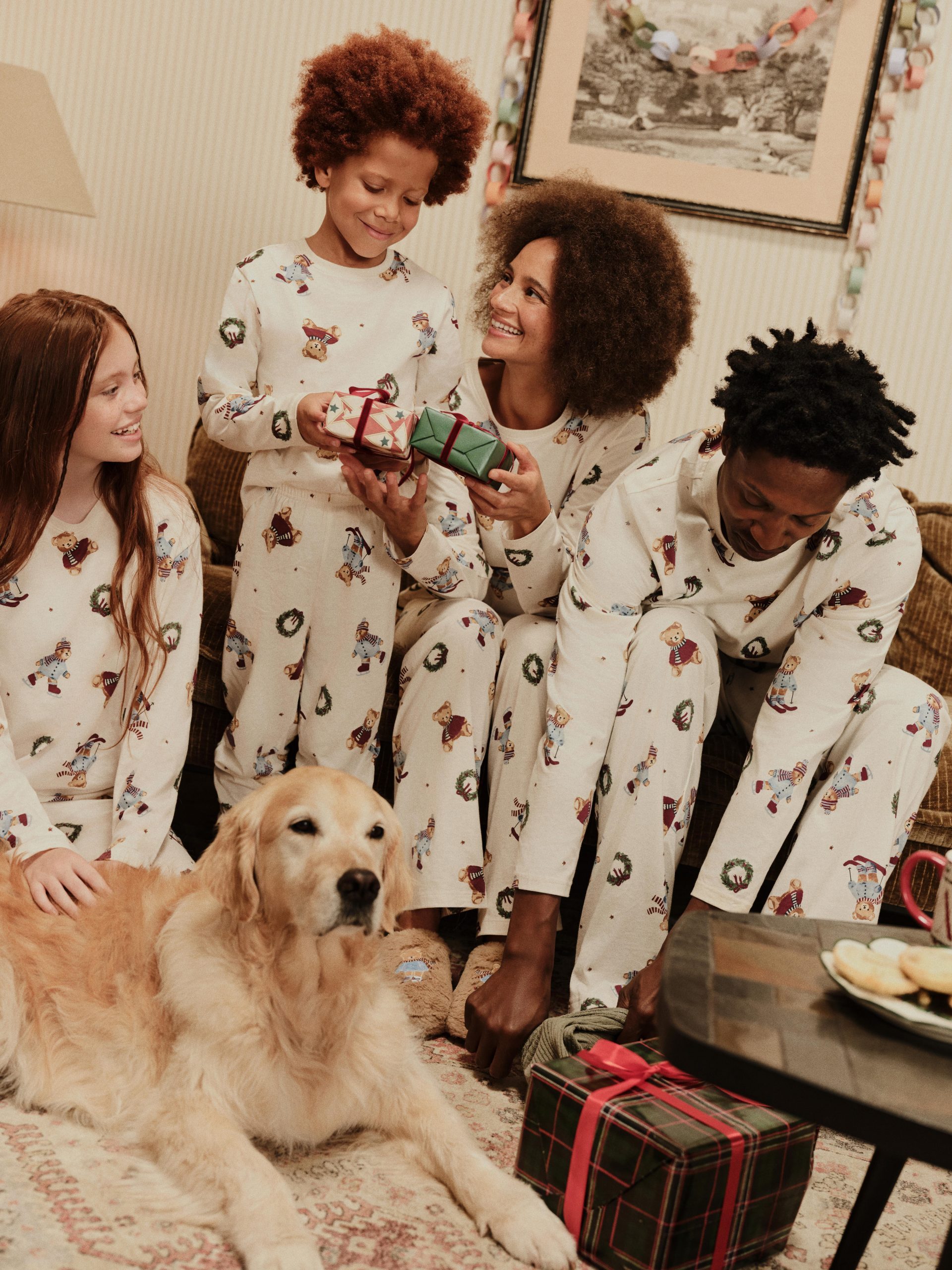 Festive Cohesion: Matching White Holiday Pajamas for Family Photos Festive Cohesion: Matching White Holiday Pajamas for Family Photos — Family Photo Outfits