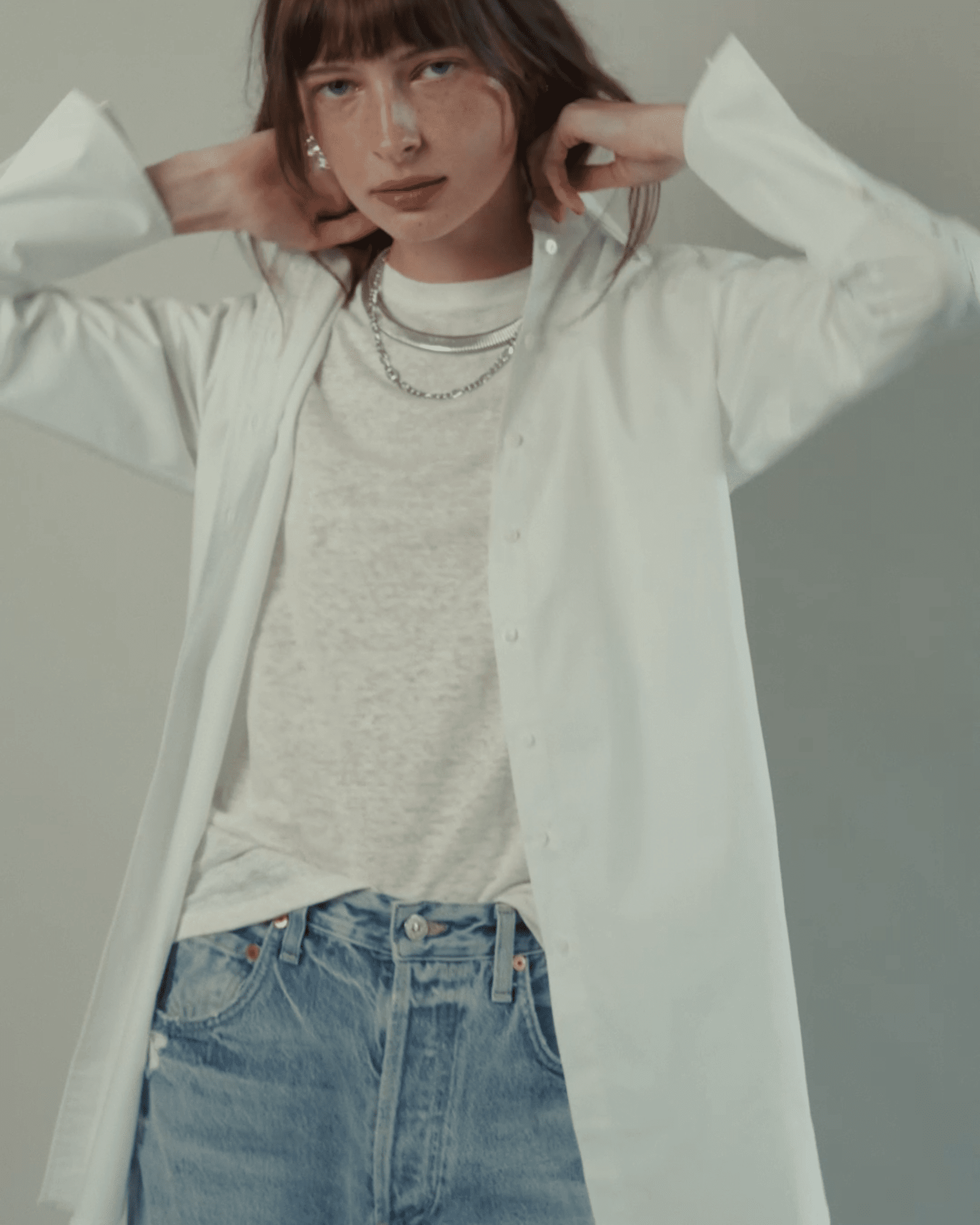 Casual Layering: Oversized Shirt Over a T-Shirt Casual Layering: Oversized Shirt Over a T-Shirt — Aesthetic Outfits