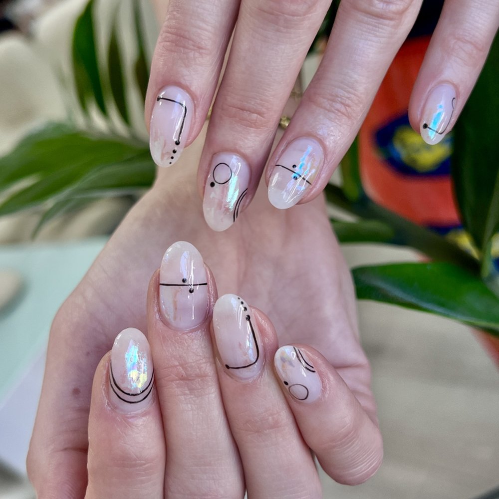 Minimalist Geometric Oval Polygel — Polygel Nails