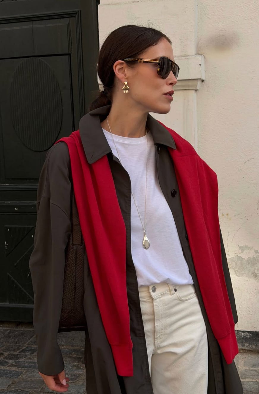 Chic Layering: Trench Coat with a Pop of Red Chic Layering: Trench Coat with a Pop of Red — Scandinavian Outfits