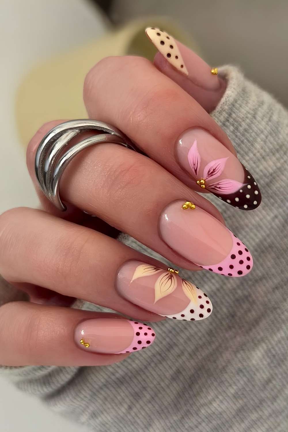 Spring Feminine Visual Idea Spring Feminine Visual Idea — Polka Dot Nails