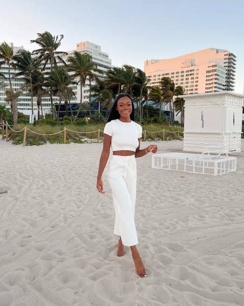 Monochromatic White Cropped Top and Wide-Leg Trousers Monochromatic White Cropped Top and Wide-Leg Trousers — Miami Outfits