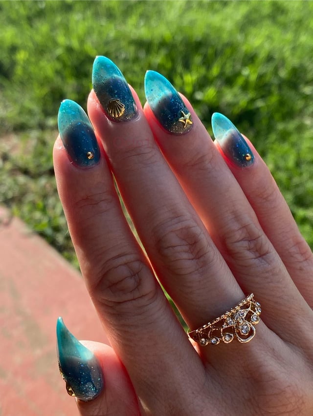 Teal Turquoise Gradient with Charms — Beach Nails