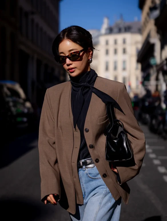 Elevated Casual: Oversized Blazer with Turtleneck and Jeans — French Girl Outfits
