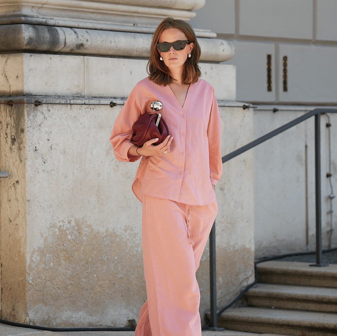 Pink Button-Down Shirt Matching Trousers Outfit Idea Pink Button-Down Shirt Matching Trousers Outfit Idea — Capsule Wardrobe