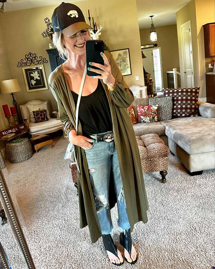 Oversized Cardigan Over Ripped Jeans for Casual Rockstar Edge Oversized Cardigan Over Ripped Jeans for Casual Rockstar Edge — Rockstar Girlfriend Outfits