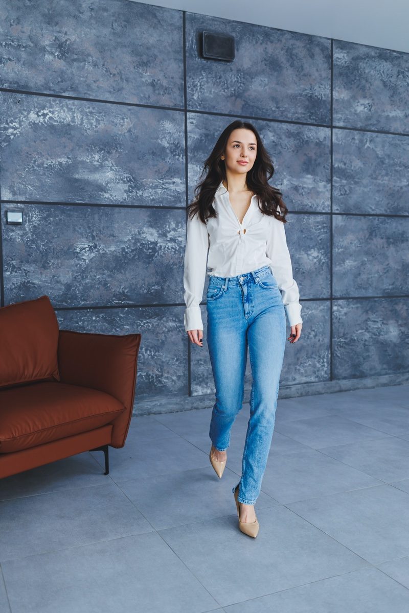 Crisp White Shirt and Blue Jeans for a Classic Casual Work Look Crisp White Shirt and Blue Jeans for a Classic Casual Work Look — Casual Work Outfits