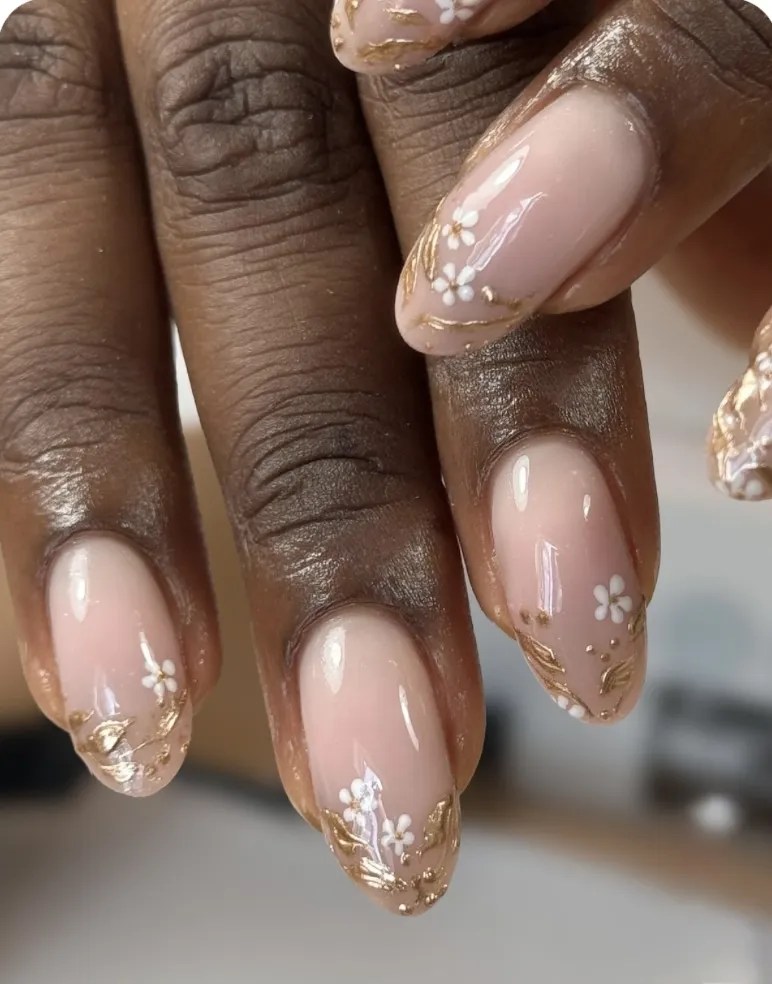 Short Oval with White Flowers and Gold Leaf Short Oval with White Flowers and Gold Leaf — Flower Nails