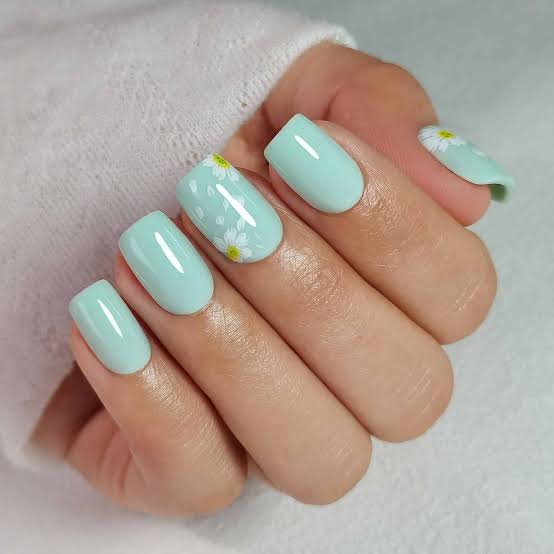 Short Square Mint Daisy Accent Nails Short Square Mint Daisy Accent Nails — Mint Green Nails