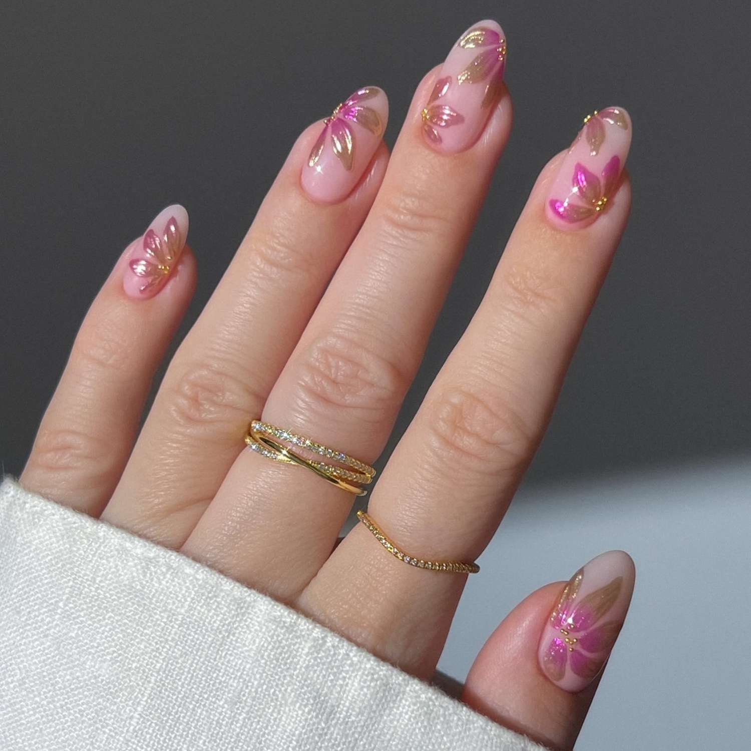 Sheer Pink with Metallic Gold Floral Motifs Sheer Pink with Metallic Gold Floral Motifs — Flower Nails