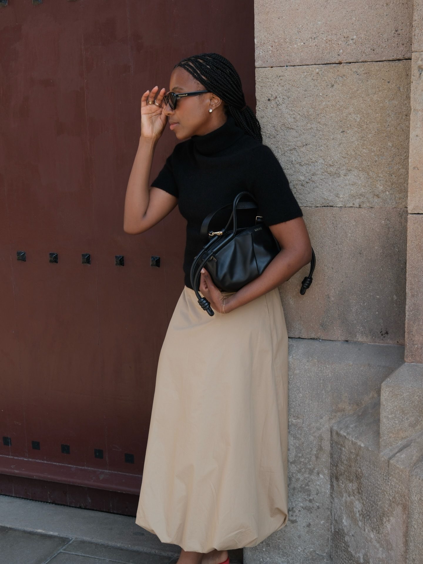 Black Turtleneck and Voluminous Beige Skirt with Red Heels — Minimalist Outfits