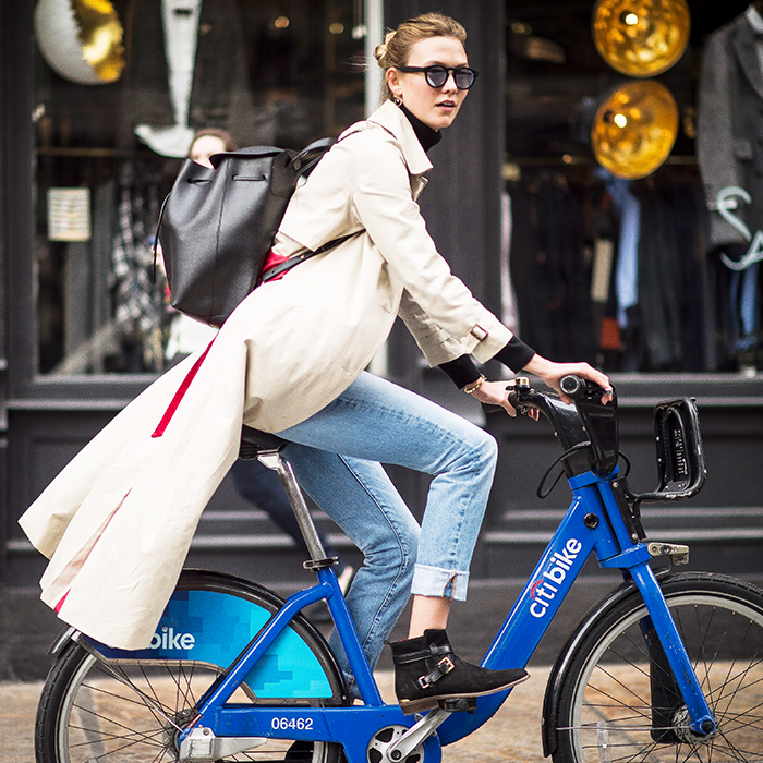 Trench Coat Layered Over a Turtleneck for a Sophisticated Commute Trench Coat Layered Over a Turtleneck for a Sophisticated Commute — College Outfits