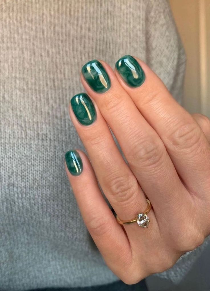 Realistic Marble Short Oval Nails Realistic Marble Short Oval Nails — Dark Green Nails
