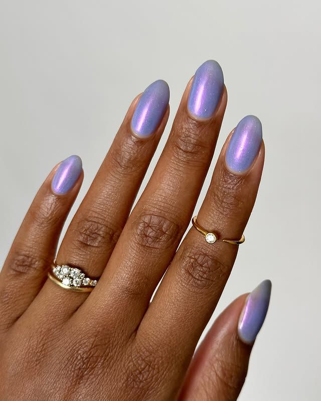 Medium Almond Iridescent Shift Medium Almond Iridescent Shift — Lavender Nails