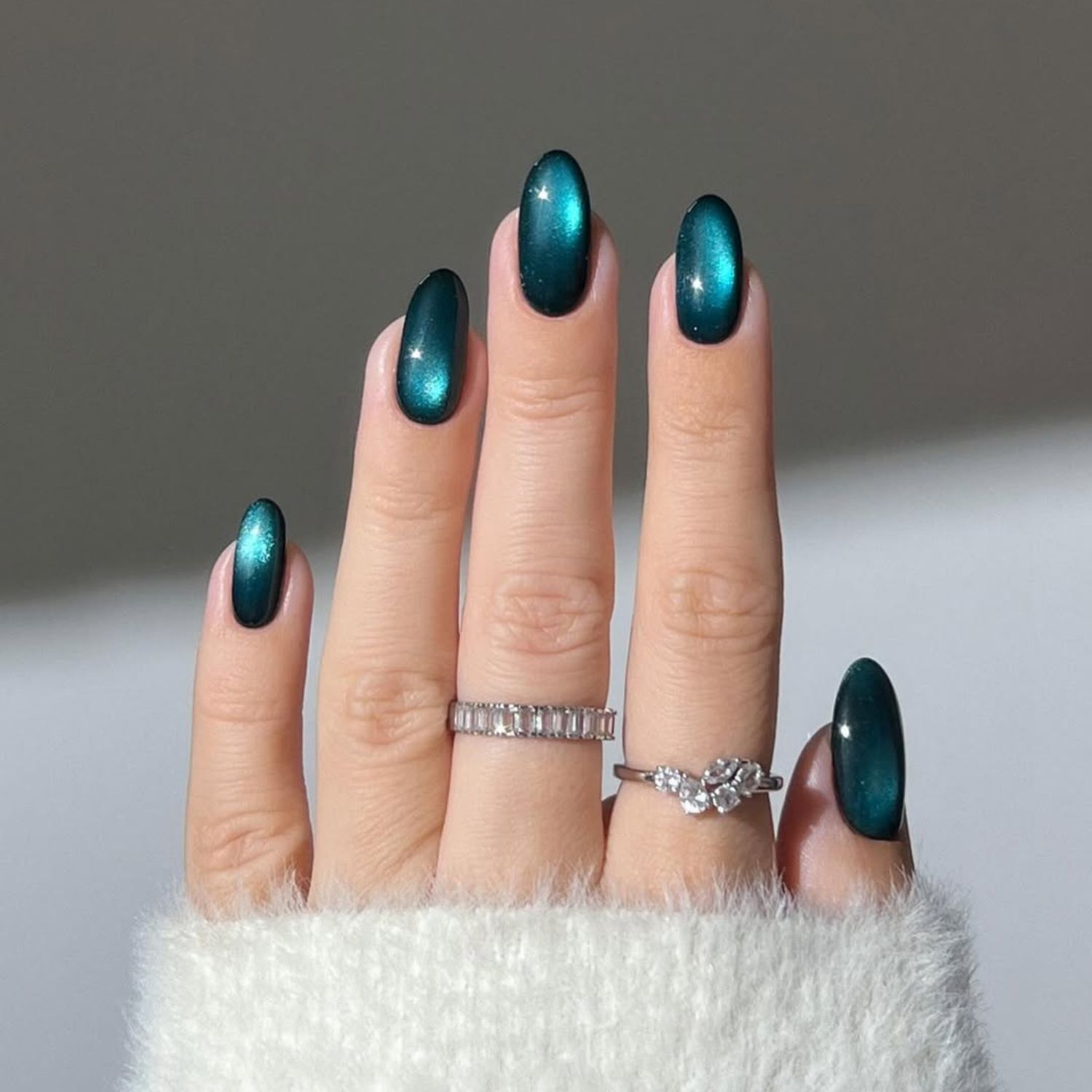 Cat-Eye Glossy Visual Idea Cat-Eye Glossy Visual Idea — Oval Nails