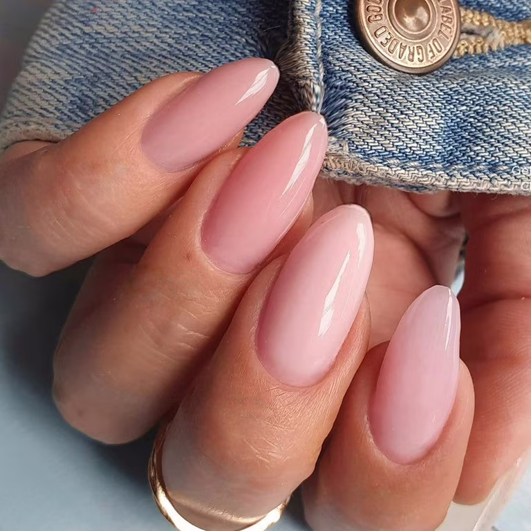 High-Gloss Creamy Finish Visual Idea High-Gloss Creamy Finish Visual Idea — Oval Nails