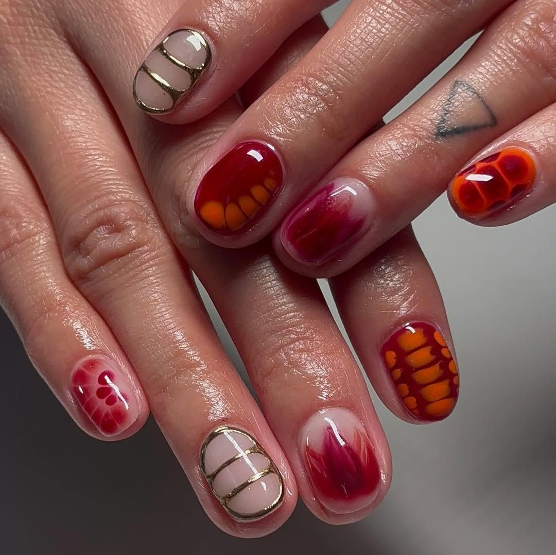 Fiery Abstract & Gold Stripe Nails — Short Round Nails