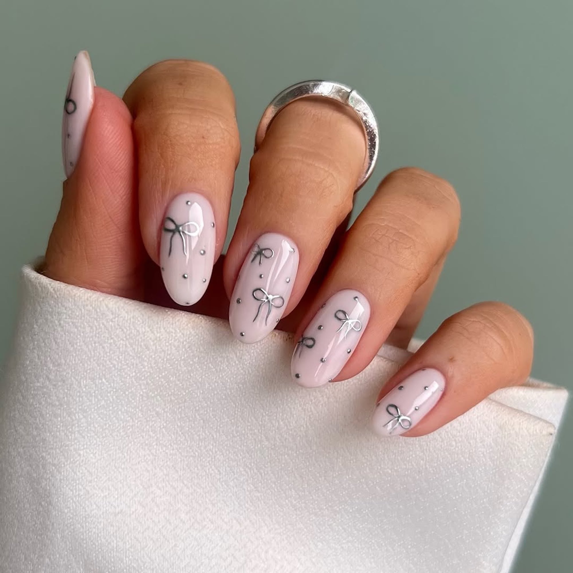 Sweet Silver Bow Detail Oval Nails — Medium Nails