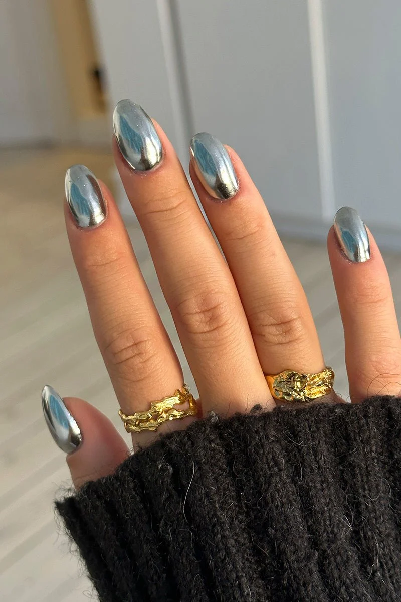 Silver Chrome on Dark Surface Silver Chrome on Dark Surface — Chrome Nails