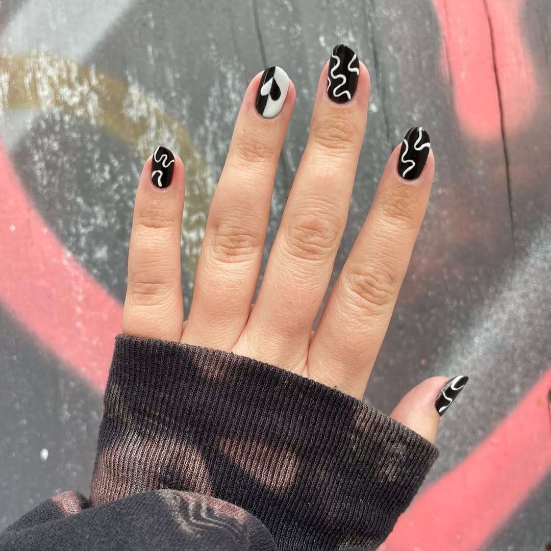 Wavy Lines and Heart Black and White Nails Wavy Lines and Heart Black and White Nails