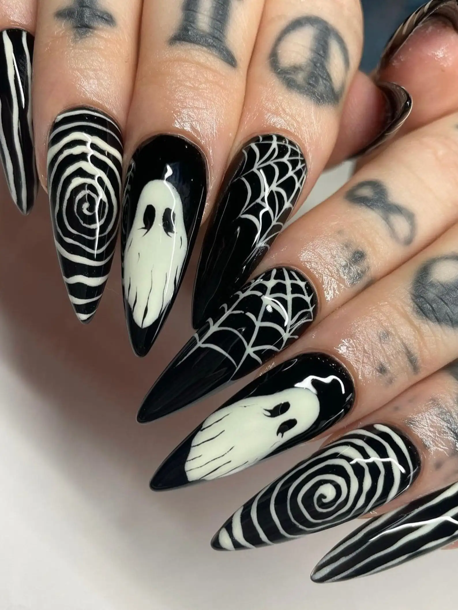 Halloween Gothic Stiletto Nails Halloween Gothic Stiletto Nails — Black and White Nails